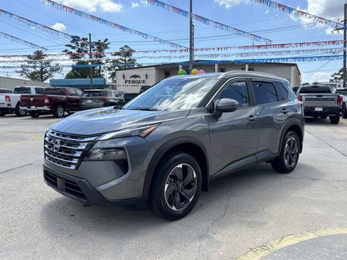 Used 2024 Nissan Rogue SV w/ SV Premium Package image 3