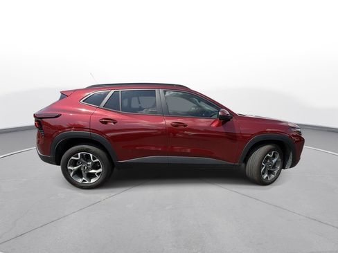 Used 2025 Chevrolet Trax LT w/ LPO, Blackout Package FWD image 5