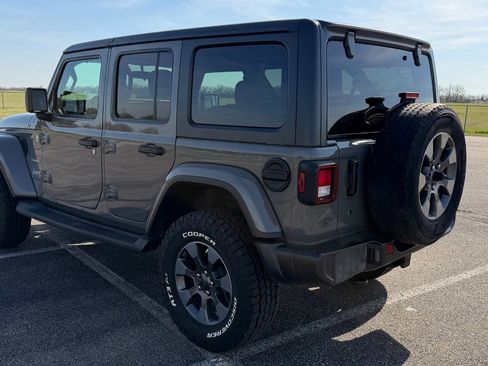 Used 2018 Jeep Wrangler Unlimited Sahara AWD/4WD image 9