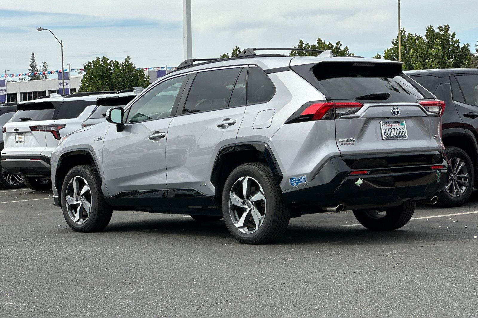 Used 2021 Toyota RAV4 SE w/ Weather & Moonroof Package AWD/4WD image 7