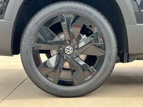 New 2025 Volkswagen Taos SE image 9