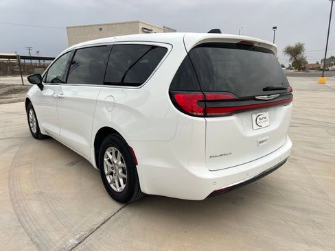 Used 2024 Chrysler Pacifica Touring-L image 3