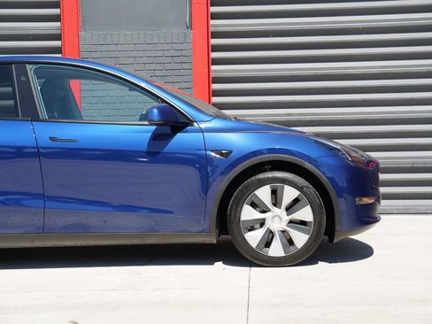 Used 2023 Tesla Model Y 2WD image 3
