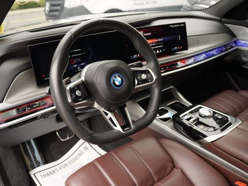 Used 2023 BMW i7 xDrive60 w/ Parking Assistance Package AWD/4WD image 3