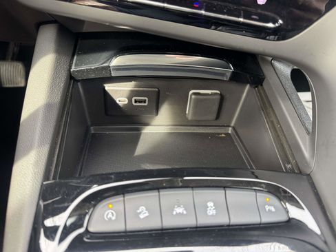 Used 2023 Buick Envision Essence image 39