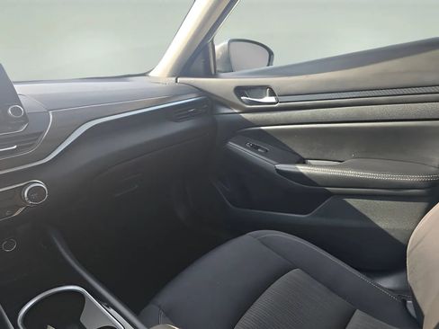 Used 2024 Nissan Altima 2.5 SV FWD image 16