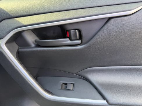 Used 2019 Toyota RAV4 LE AWD/4WD image 38