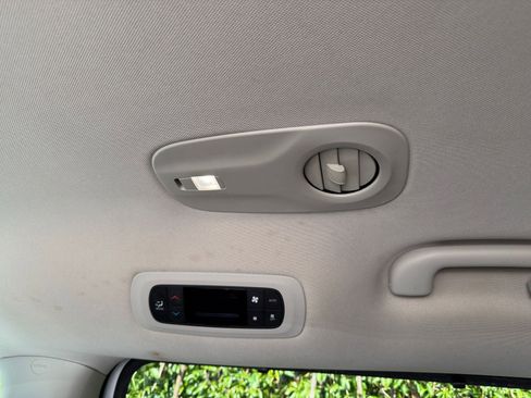 Used 2023 Chrysler Pacifica Touring-L image 24