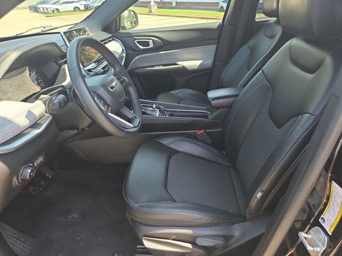 Used 2024 Jeep Compass Latitude AWD/4WD image 5