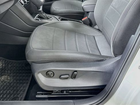 Used 2023 Volkswagen Taos SE w/ Panoramic Sunroof Package FWD image 21