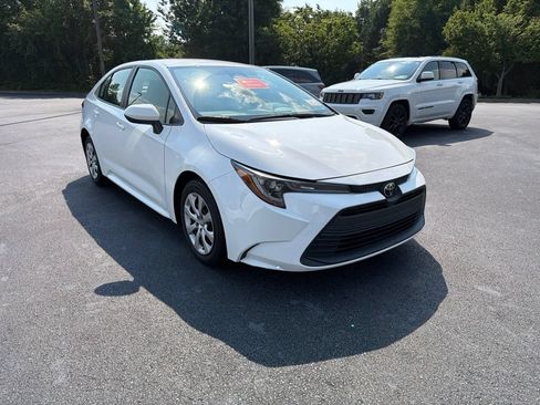 Used 2023 Toyota Corolla LE FWD image 3