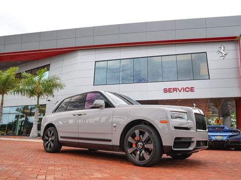 Used 2022 Rolls-Royce Cullinan w/ Dark Exterior Package image 23