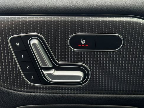 Used 2021 Mercedes-Benz GLB 250 4MATIC w/ Premium Package image 17