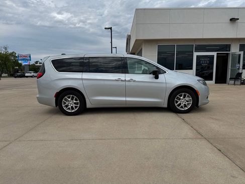 Used 2024 Chrysler Voyager LX FWD image 3