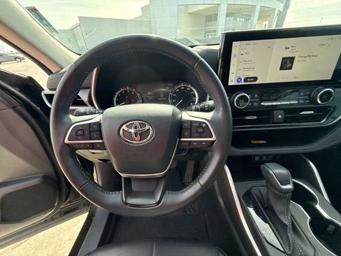 Used 2023 Toyota Highlander XLE image 14