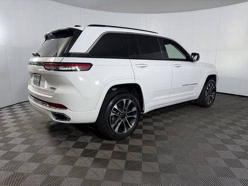 Used 2022 Jeep Grand Cherokee Overland w/ Luxury Tech Group IV AWD/4WD image 5