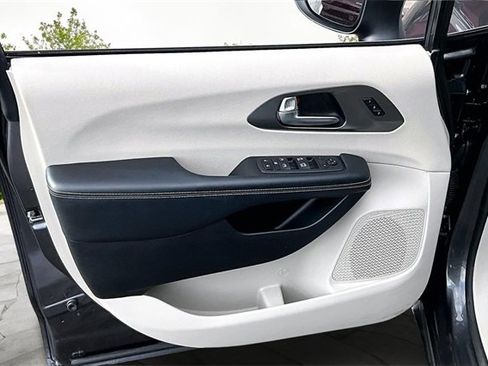 Used 2023 Chrysler Pacifica Touring-L image 22