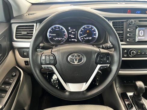 Used 2017 Toyota Highlander LE AWD/4WD image 17
