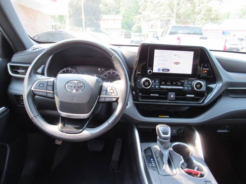 Used 2024 Toyota Highlander XSE FWD image 5