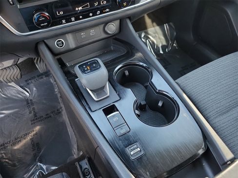 Used 2023 Nissan Rogue SV image 17