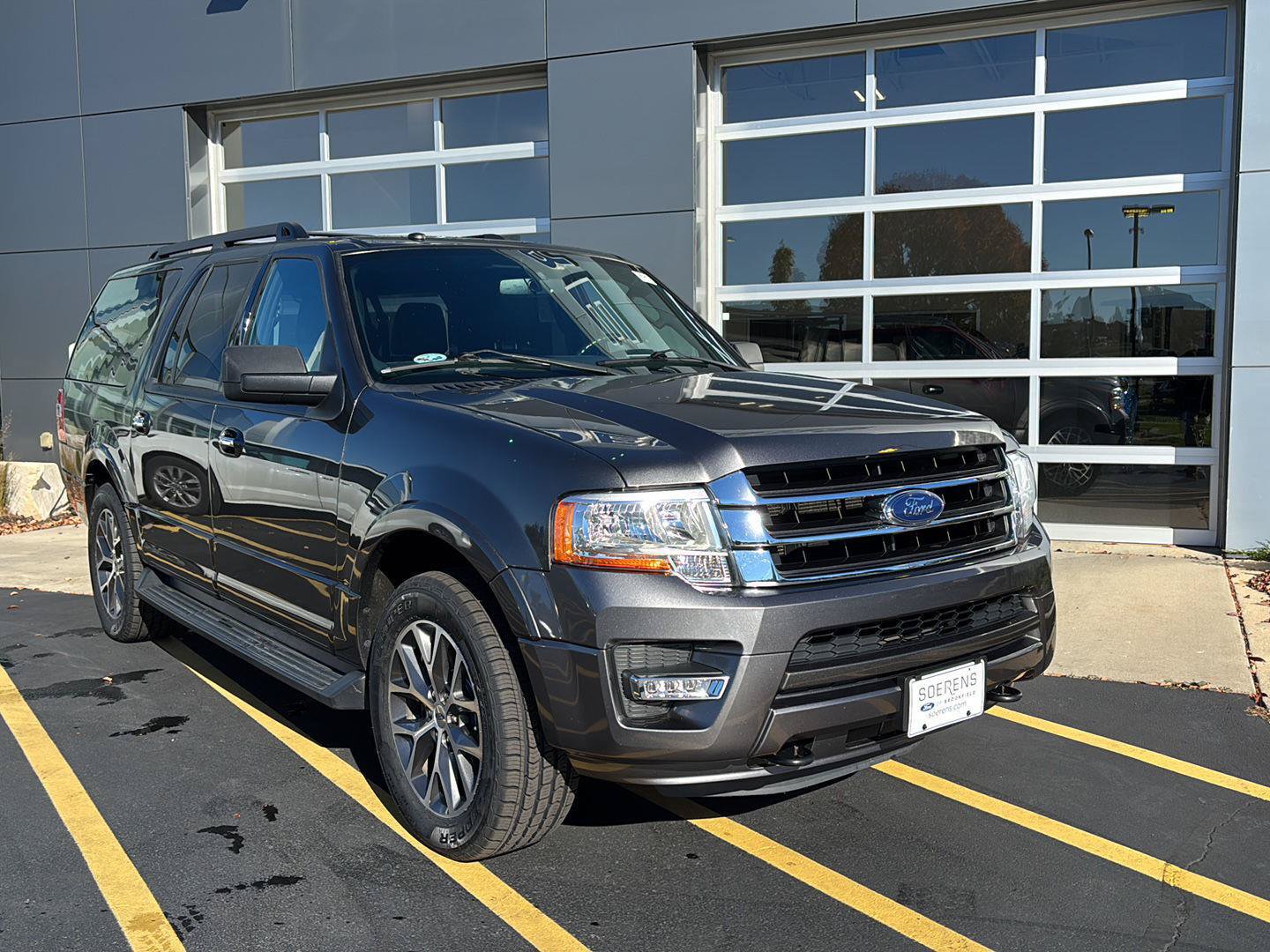 Used 2017 Ford Expedition EL XLT w/ Equipment Group 202A AWD/4WD image 4