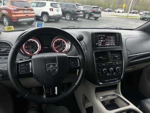 Used 2019 Dodge Grand Caravan SXT FWD image 14