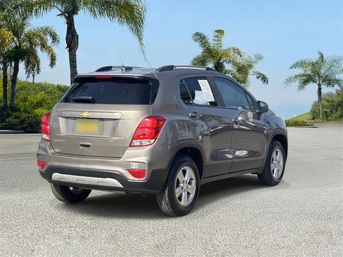 Used 2022 Chevrolet Trax LT w/ LT Convenience Package image 4
