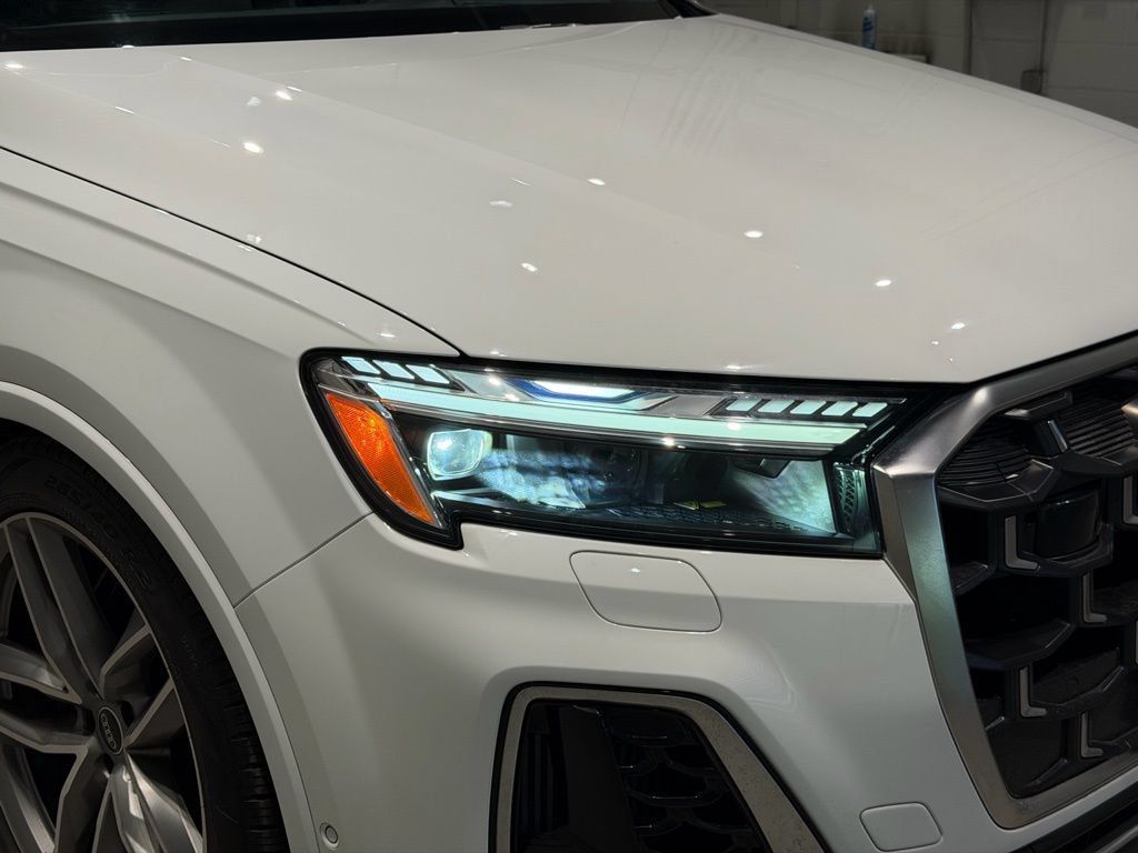 Used 2025 Audi SQ7 Prestige AWD/4WD image 9
