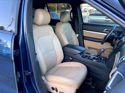 Used 2016 Ford Explorer XLT w/ Equipment Group 202A image 8