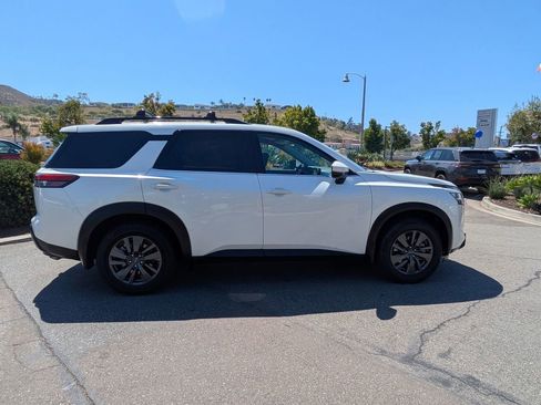 Used 2022 Nissan Pathfinder SV image 5