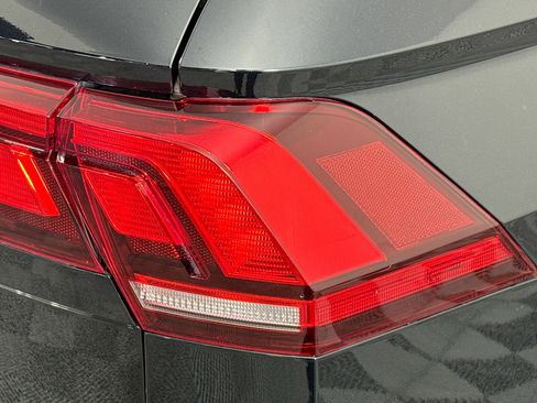 Used 2020 Volkswagen Tiguan SE w/ Panoramic Sunroof Package FWD image 33