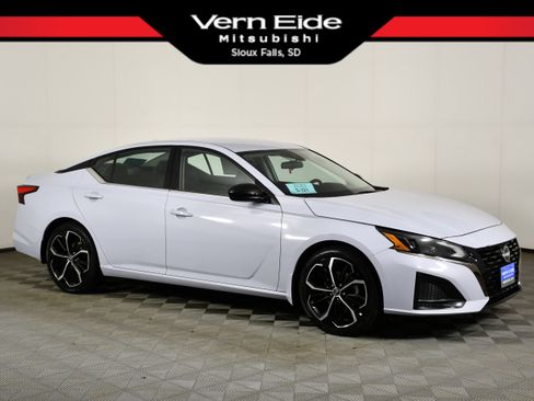 Used 2024 Nissan Altima 2.5 SR FWD image 1