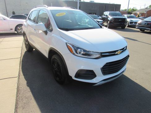 Used 2022 Chevrolet Trax LT w/ LT Convenience Package AWD/4WD image 4