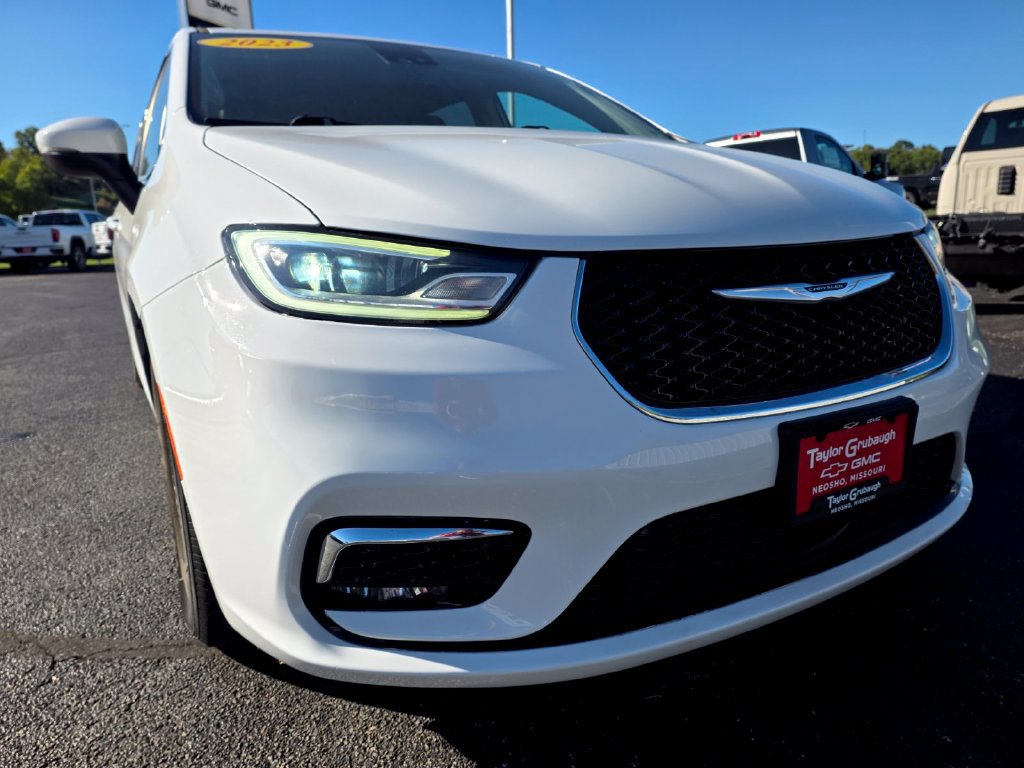 Used 2023 Chrysler Pacifica Touring-L FWD image 11