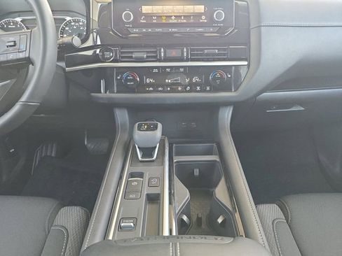 Used 2025 Nissan Pathfinder SV image 3
