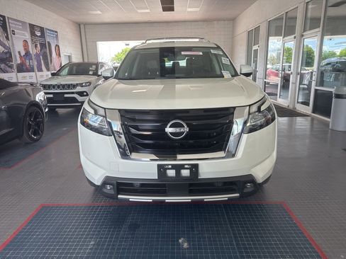 Used 2022 Nissan Pathfinder SL w/ SL Premium Package FWD image 2