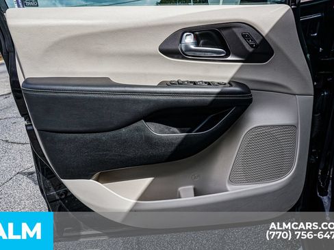 Used 2024 Chrysler Pacifica Touring-L FWD image 51