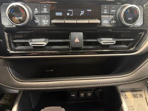 Used 2020 Toyota Highlander LE AWD/4WD image 32