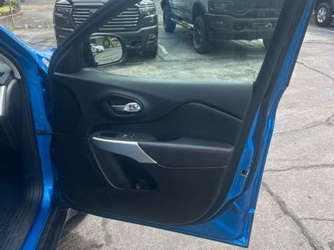 Used 2017 Jeep Cherokee Trailhawk AWD/4WD image 21