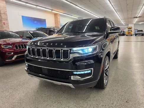 Used 2022 Jeep Wagoneer Series III w/ Premium Group I AWD/4WD image 2