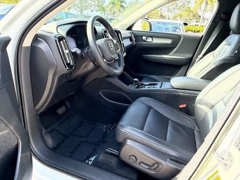 Used 2023 Volvo XC40 B4 Core w/ Convenience Package FWD image 12