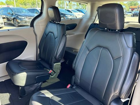 Used 2017 Chrysler Pacifica Touring-L w/ Tire & Wheel Group FWD image 39