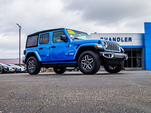 Used 2024 Jeep Wrangler Sahara w/ Technology Group image 9