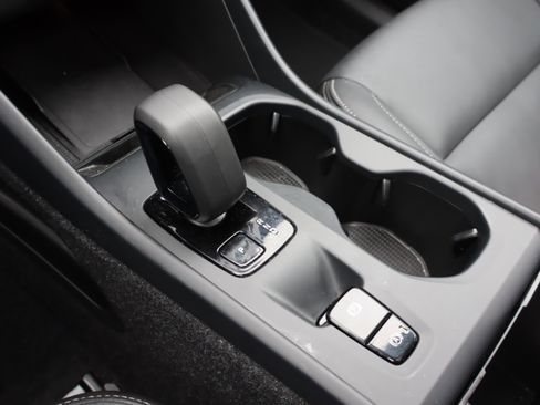 Used 2025 Volvo XC40 B5 Core image 28