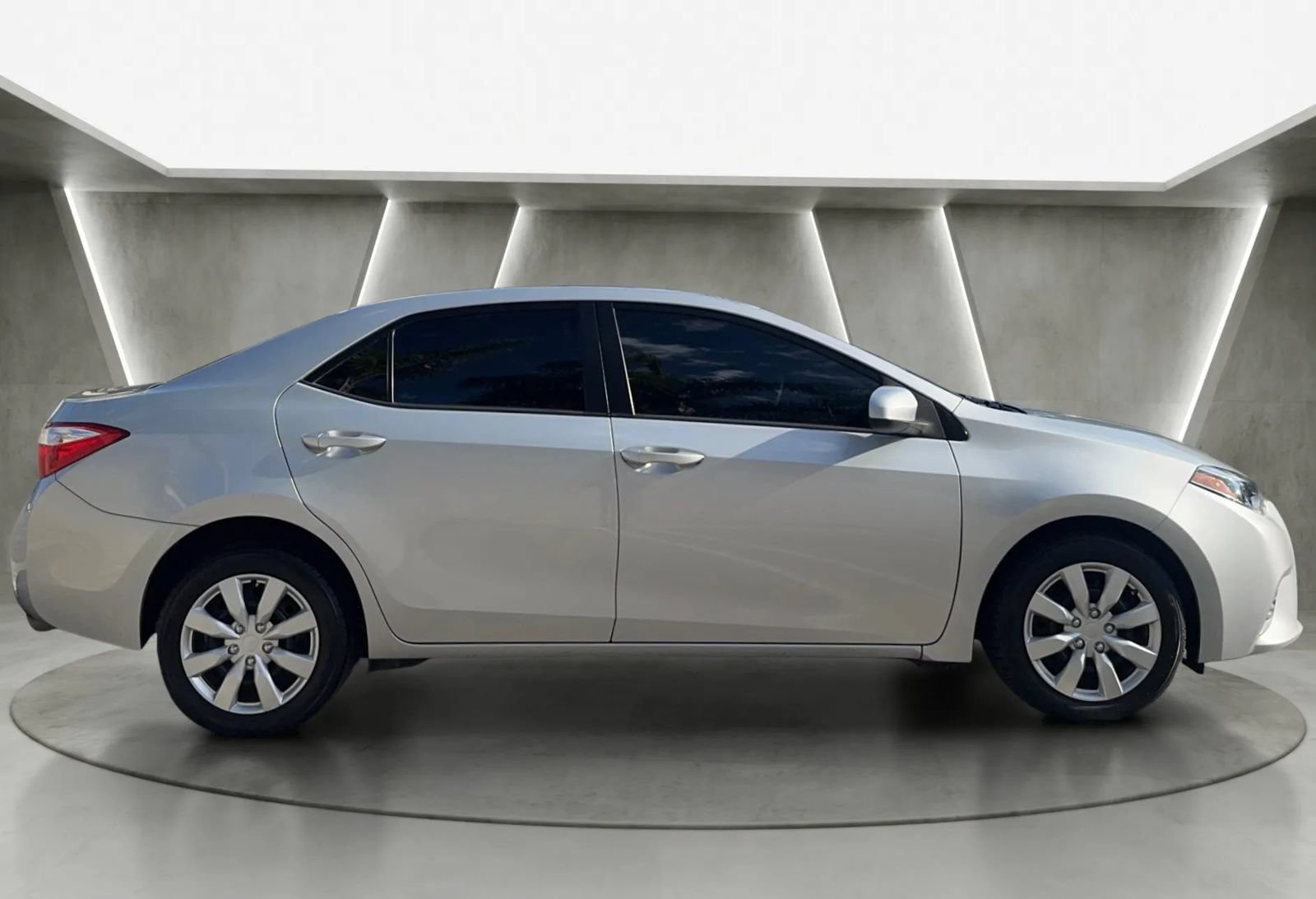 Used 2015 Toyota Corolla LE FWD image 2