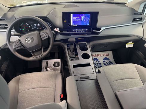 Used 2026 Toyota Sienna LE FWD image 13