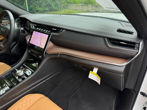 Used 2025 Jeep Grand Cherokee Summit AWD/4WD image 24