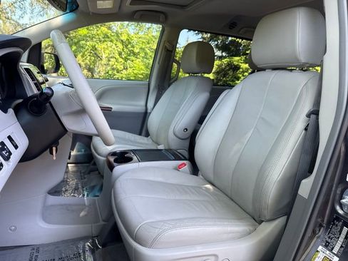 Used 2013 Toyota Sienna XLE FWD image 9