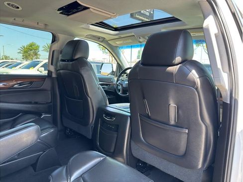 Used 2018 Cadillac Escalade Premium Luxury AWD/4WD image 30