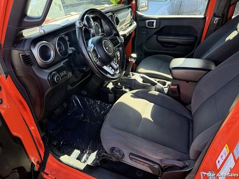 Used 2018 Jeep Wrangler Unlimited Rubicon w/ Dual Top Group AWD/4WD image 29
